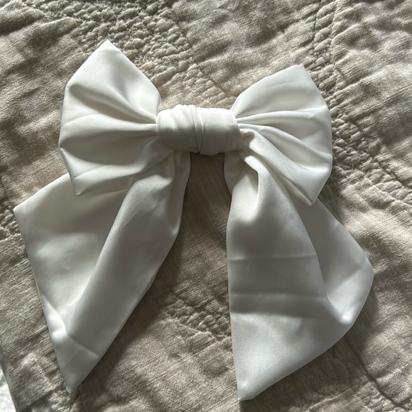 Bachelorette accessories (hair bow and veil) - Picture 2 of 5